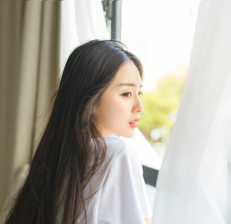如果彼此出现早一点，也许就不会和另一个人十指紧扣。又或者相遇的再晚一点，晚到两个人在各自的爱情经历中慢慢地学会了包容与体谅善待和妥协，也许走到一起的时候，就不会那么轻易地放弃，任性地转身，放走了爱情。没有早一步也没有晚一步，那是太难得的缘份。